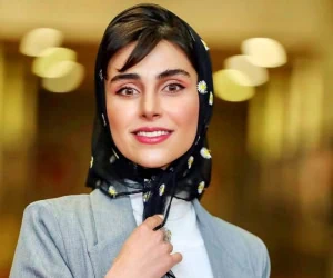 عکس آینه‌ای لاله مرزبان با استایلی سرمه‌ای رنگ +عکس