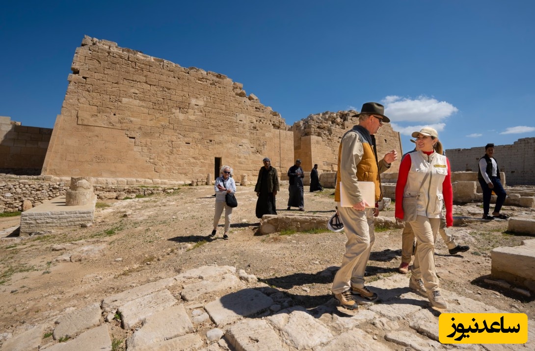 داخل تاپوسیریس ماگنا، مارتینز به رابرت بالارد محل کشف سنگ‌های زیرساختی را در گوشه‌های معبد ایزیس نشان می‌دهد. 