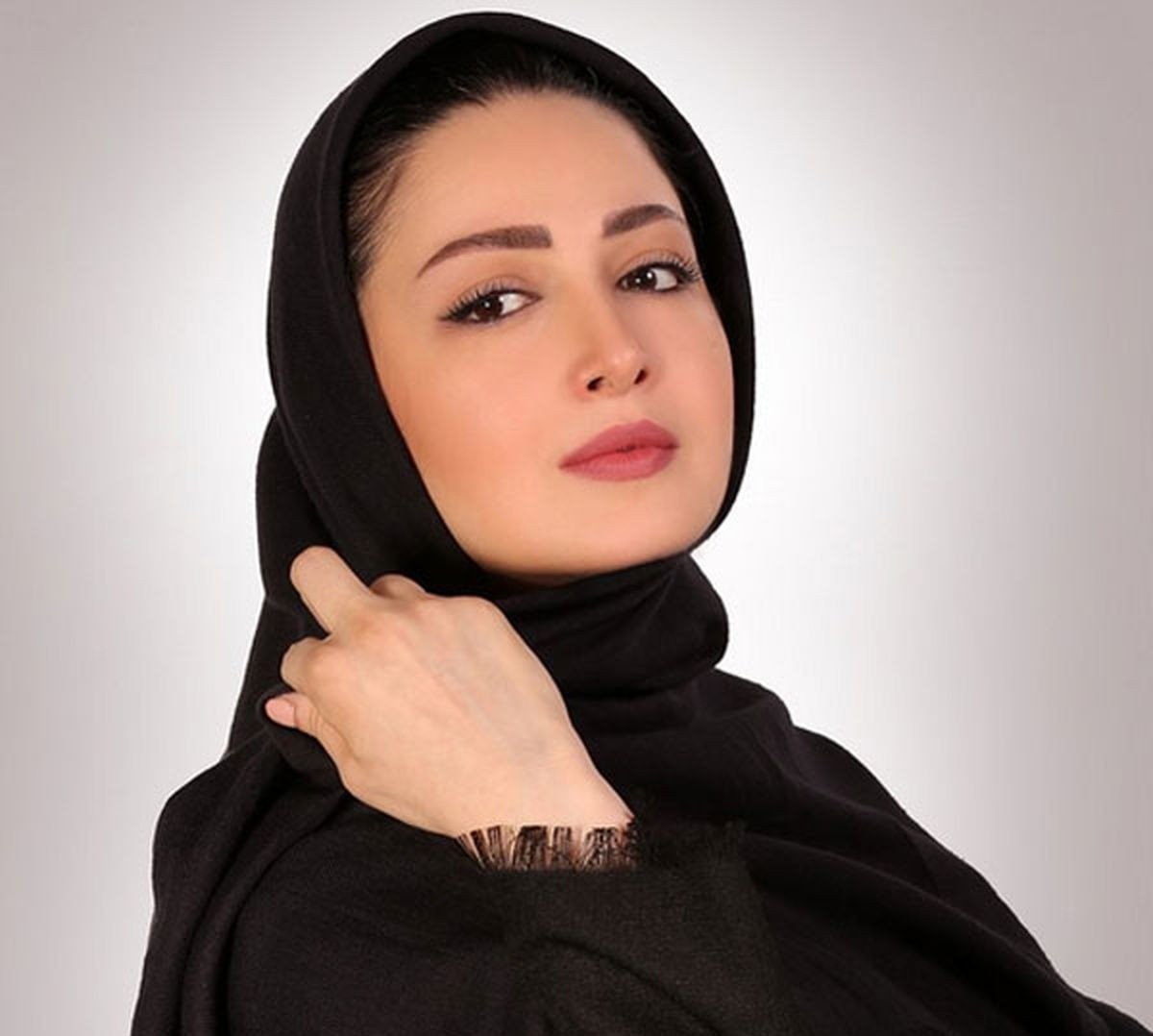 شیلا خداداد سلطان خریدن روسری های شیک، متفاوت و طراحی شده ایرانی/ میترسم از اون لحظه که دیوونه نباشی👌+عکس