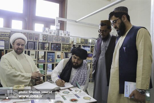 پای طالبان به نمایشگاه کتاب تهران باز شد+تصویر