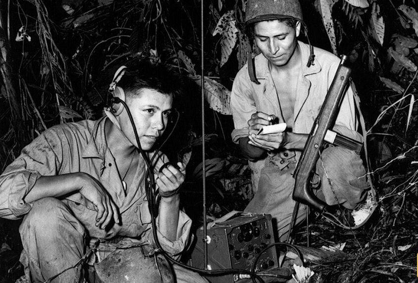 بومیان ناواهو که در جنگ جهانی دوم به عنوان گویندۀ رمز در ارتش آمریکا خدمت می‌کردند