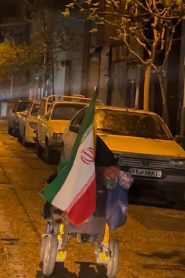 حاج خانم هشتاد ساله‌ تنها در خیابان، اما با لشکری از امید؛ دیدار اتفاقی با مادر انقلابی