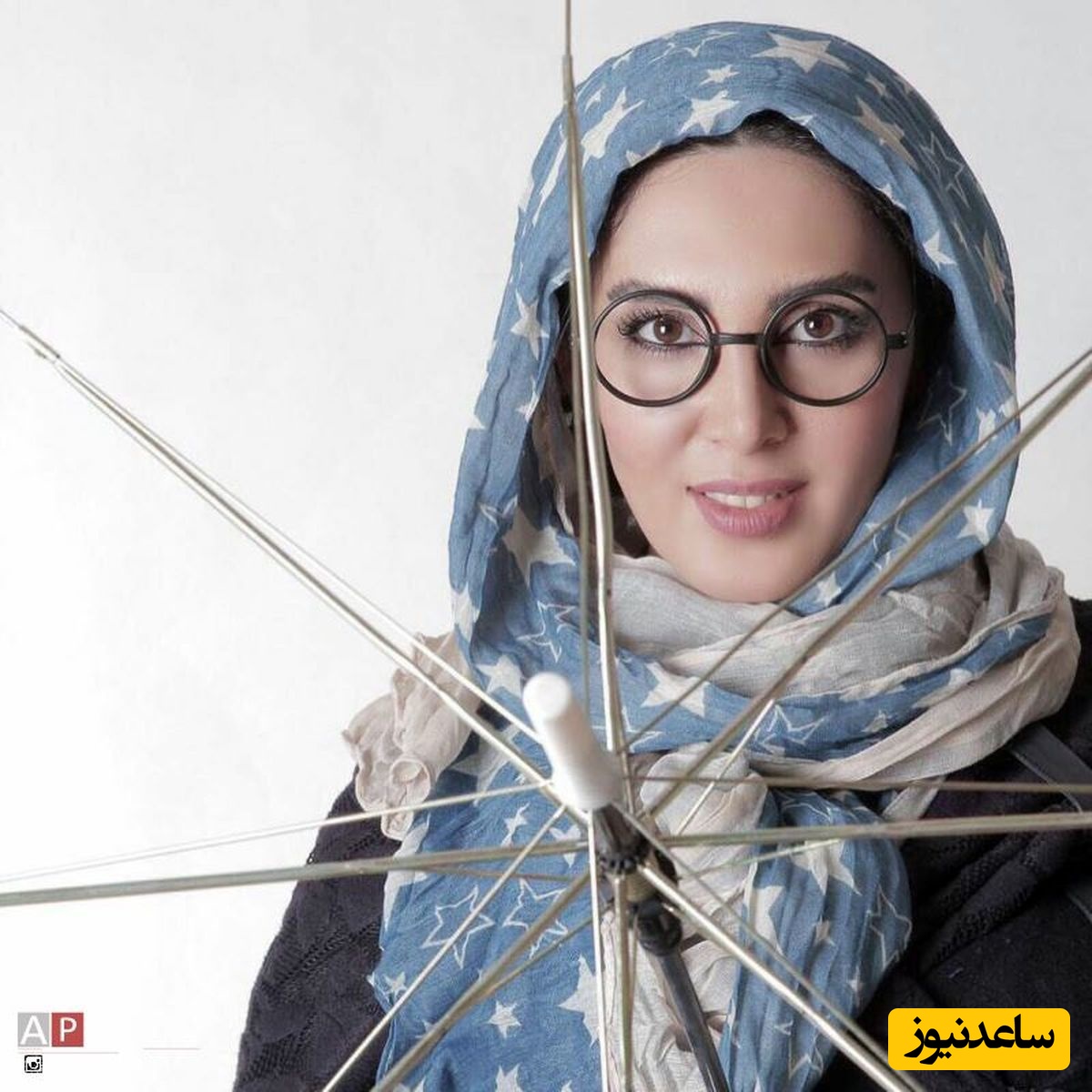 تیپ و استایل زیبا و به روز سرمه‎‌ای رنگ لیلا بلوکات هنگام مطالعه