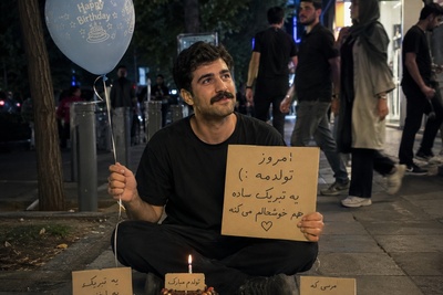روش جالب و خنده‌دار جوان تهرانی برای گرفتن کادو از غریبه‌ها در روز تولدش!+عکس/ شگرد جالبیه از فردا همه دست به کار میشن🤣