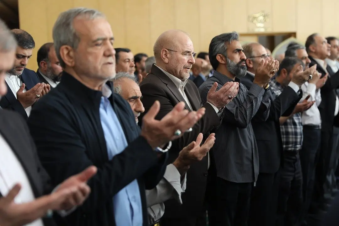 نماز خواندن مسعود پزشکیان در مسجد کبود؛ تصویر آخر رئیس‌جمهور، ژست 99 درصد پدرهای ایرانی هنگام عکاسی در مکان‌های تاریخی!+عکس