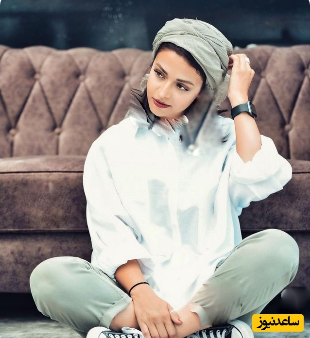 نگاهی به چیدمان منزل سوگل خلیق بازیگر سریال شکارگاه/ کتابخانه پُر از کتب نفیس، پنکه، درختچه همیشه سبز، نوار کاست، مبلمان راحتی و... که خاطرات نوستالژی را تداعی می کند