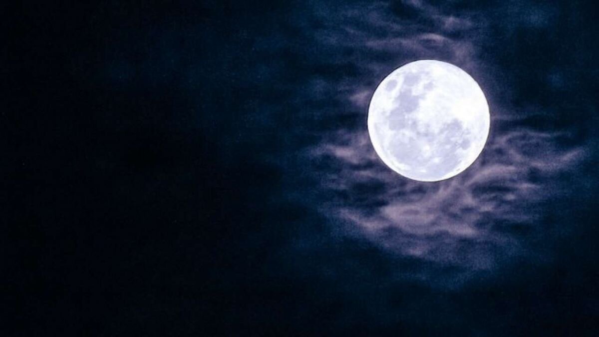 تصویری فوق العاده زیبا از نمایان شدن ماه از پشت قله سبلان