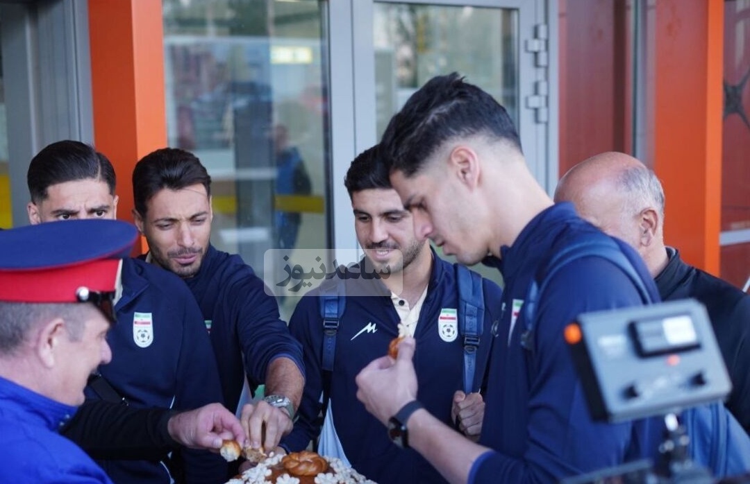 واکنش خنده دار ستاره های تیم ملی به هدیه باران روسیه‌ای ها/ از قاشق طراحی شده تا عروسک های چندلایه گوگولی و رنگارنگ+فیلم