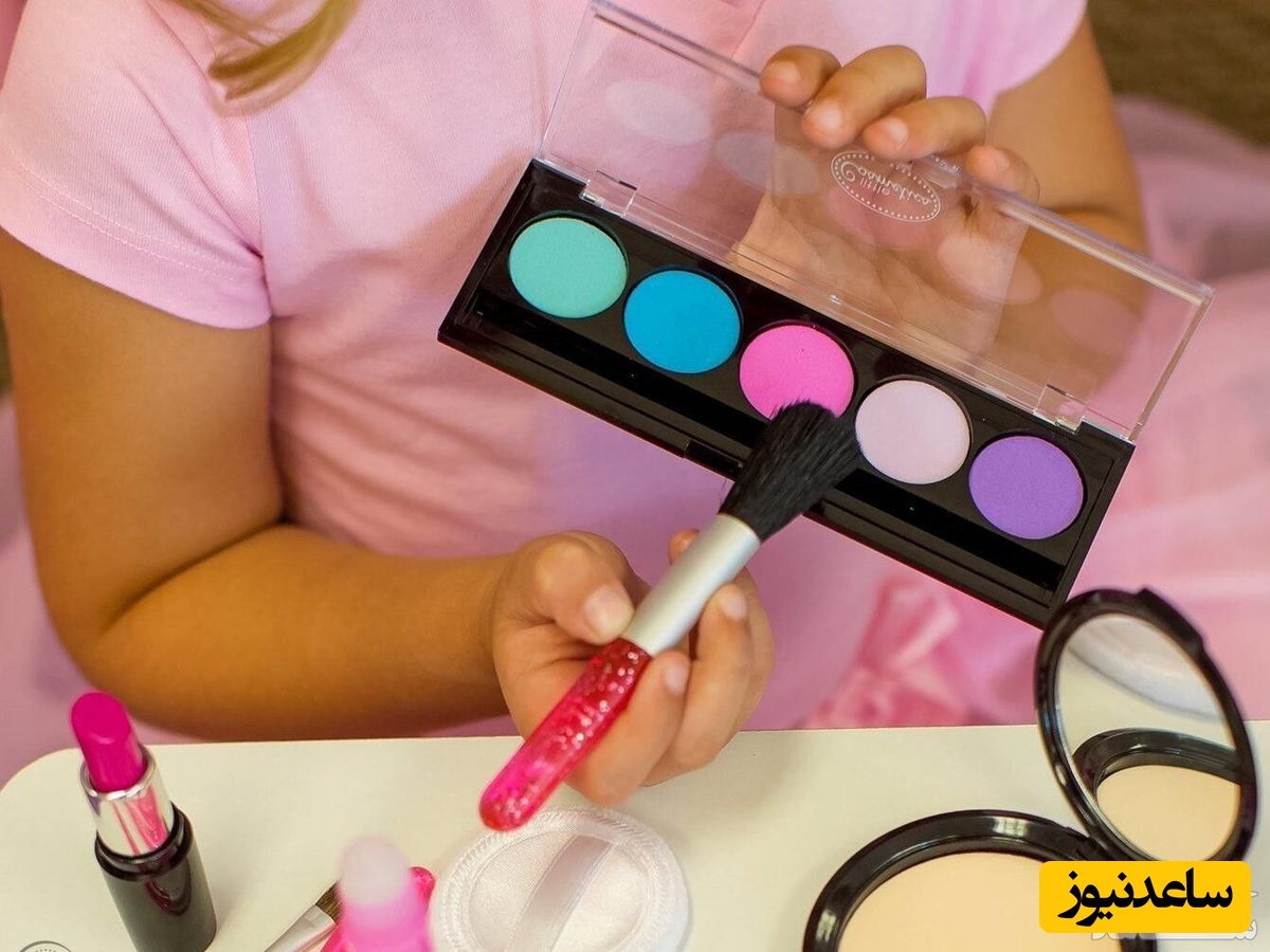 بازی کودک با لوازم آرایش