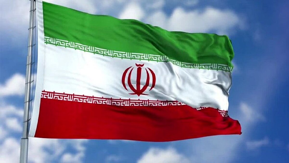 اقدام عجیب پرسنل ارتش پهلوی با پرچم جمهوری اسلامی ایران+ فیلم