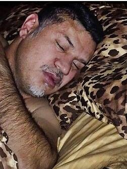 شوخی با خوابیدن علی دایی در مراسم قرعه کشی جام جهانی/ بنده خدا رو دو دقیقه وِل نمیکنن به حال خودش😂+فیلم