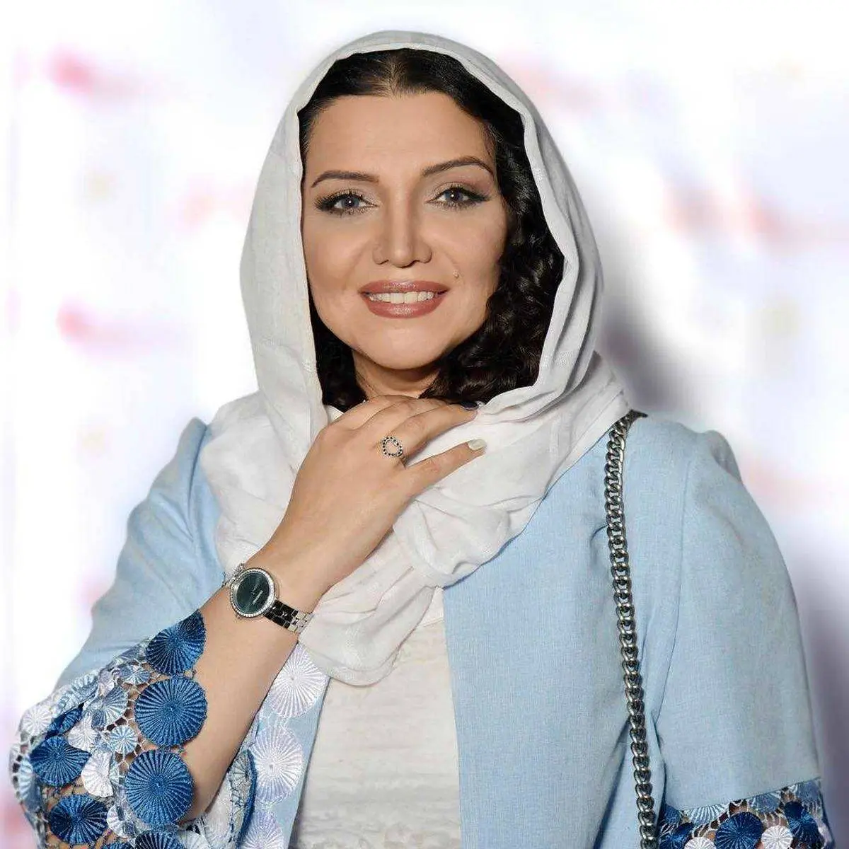 تیپ سنتی و متفاوت الهام پاوه نژاد با روسری طرح شاهنامه و مانتویی آمیخته با فرهنگ اصیل ایران