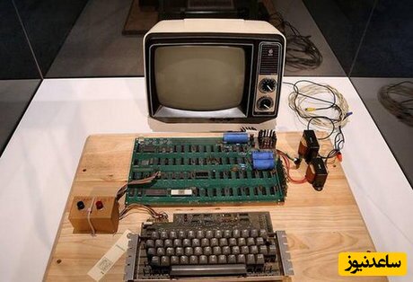 امیرعباس هویدا در حال کار با اولین کامپیوتر وارد شده به ایران در دهه 40‎!