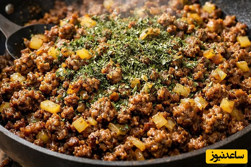 مخلوط کردن مواد میانی دلمه برگ مو