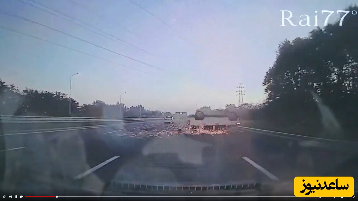 ببینید| لحظه حادثه عجیب برای خودرو در حین تغییر لاین در جاده/ فقط میخواست لاینشو عوض کنه چرا پرواز کرد؟