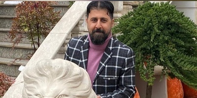 نگاهی به چیدمان منزل شاهانه و مجلل هومن حاجی عبداللهی «رحمتِ پایتخت» و همسر هنرمندش/ از مبلمان سلطنتی و مدرن و کتابخانه تا تابلوهای هنری و لوستر لوکس