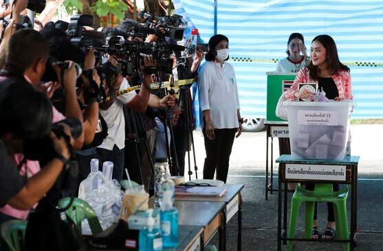 دختر تاکسین شیناواترا، نامزد نخست‌وزیر سابق تایلند به عنوان نامزد کسب منصب نخست وزیری در انتخابات سراسری تایلند رای می دهد./ رویترز