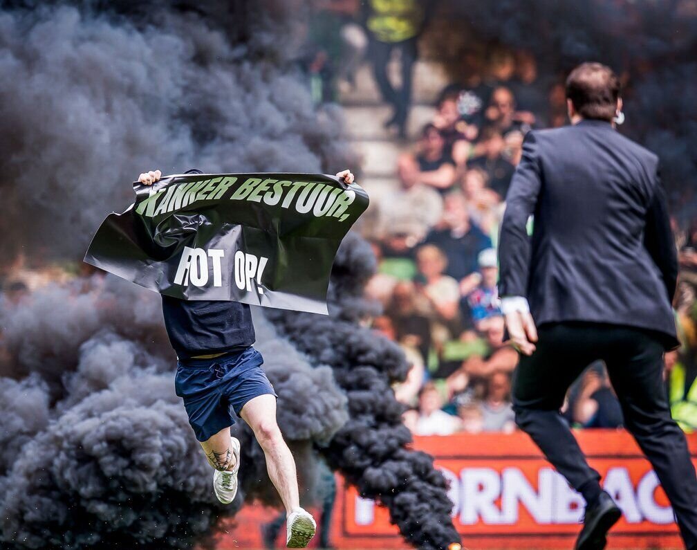 پرتاب بمب‌های دودزای سیاه وسط بازی لیگ فوتبال اروپایی+ تصاویر