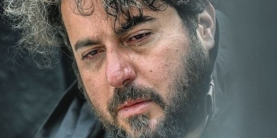 نگاهی به میز عزای ساده و بدون تجملات مادر محسن کیایی، مجری برنامه صداتو ، شمع مشکی  با سینی کیک و عکس یادبود/ روحش شاد و یادش گرامی