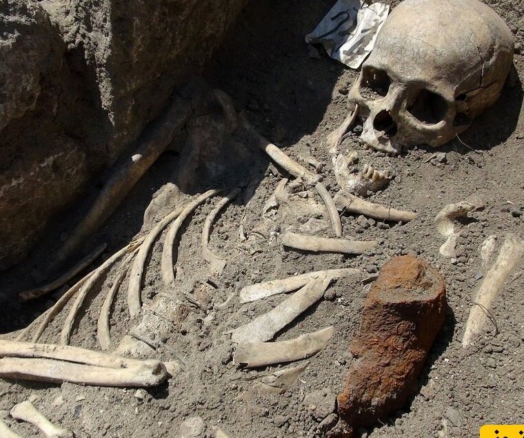 نمونه‌ای از تدفین خون‌آشامی در بلغارستان، اسکلتی که دندان‌هایش را کشیده‌ بودند و با شیئی فلزی او را به زمین میخکوب کرده بودند
