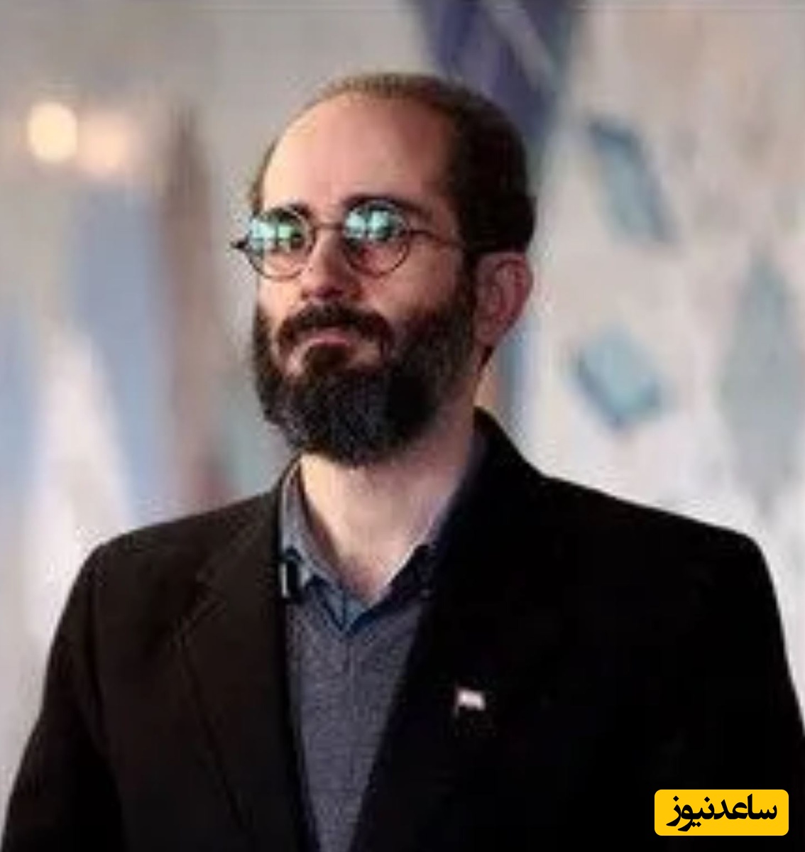 هنرمند میهن پرست در کنار میهن خود ایستاده است