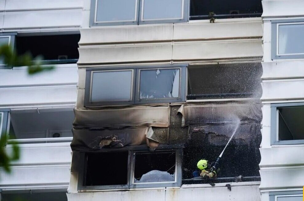 (ویدئو) پریدن ساکنان یک آپارتمان از طبقه ششم از ترس آتش سوزی