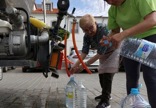 توزیع آب آشامیدنی از طریق تانکر در برخی از مناطق جنوبی اسپانیا به دلیل خشکسالی بی سابقه در این کشور/ رویترز