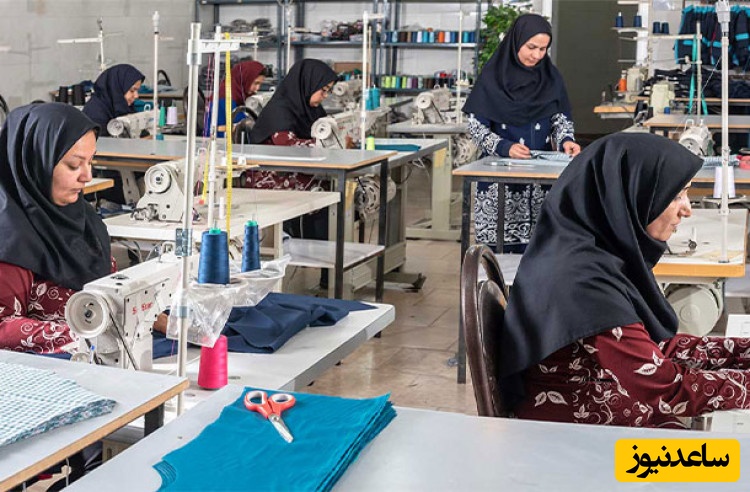 اینم یه نوعشه؛ ابتکار کارگاه تولیدی در دوخت تی‌شرت برای جوانان که حسابی چشم این نسل رو گرفته+عکس/ قحطی جمله بود که اینو روی تی‌شرت نوشتین؟🙄