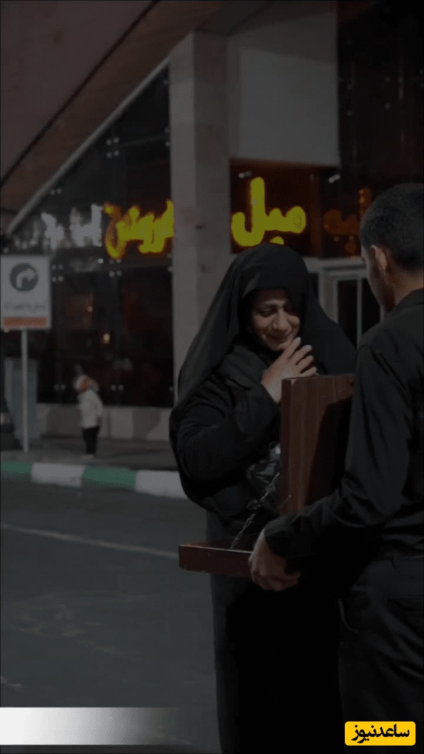 واکنش مردم هنگام دیدن چفیه رهبر شهید انقلاب/ آخ که چه جگری از ما سوزاندند...+ ویدیو