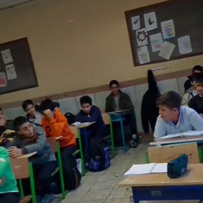 (فیلم) آوازخوانی فوق العاده پسر خوش صدای 10 ساله در کلاس به درخواست معلم! / چه کلاس باحالی😍
