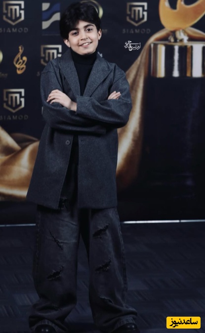 نگاهی به استایل رایان سرلک به عنوان تنها نوجوان جشن حافظ؛ کت اورسایز، شلوار جین زاپ‌دار و کفش‌های حجیم +فیلم/ سلیقه‌شو دوست داشتید؟