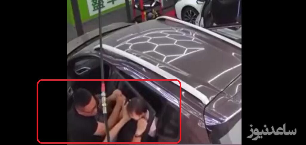 (فیلم) گیر کردن سر بچه لای شیشه خودرو نزدیک بود جان او را بگیرد! / بچه ها را تنها در صندلی عقب ننشانید