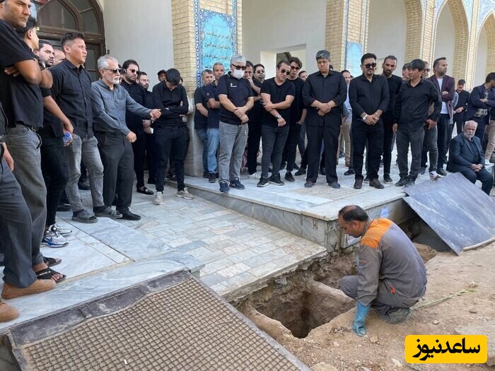 چهره غمزده و نماز میت خواندن خداداد عزیزی برای پدر 96 ساله مشهدی‌اش/ روحش شاد و یادش گرامی+عکس