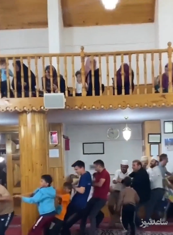 مسابقه طناب کشی روحانیون با مردم در مسجد/ جای این جنگولک بازیا مسجدِ؟+ویدئو