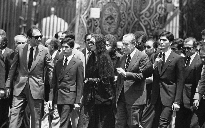 آیا فرح پهلوی در مرگ محمدرضا شاه دست داشت؟ + عکس
