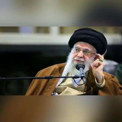 تصویری جالب و دیده نشده از رهبر معظم انقلاب در متروی تهران