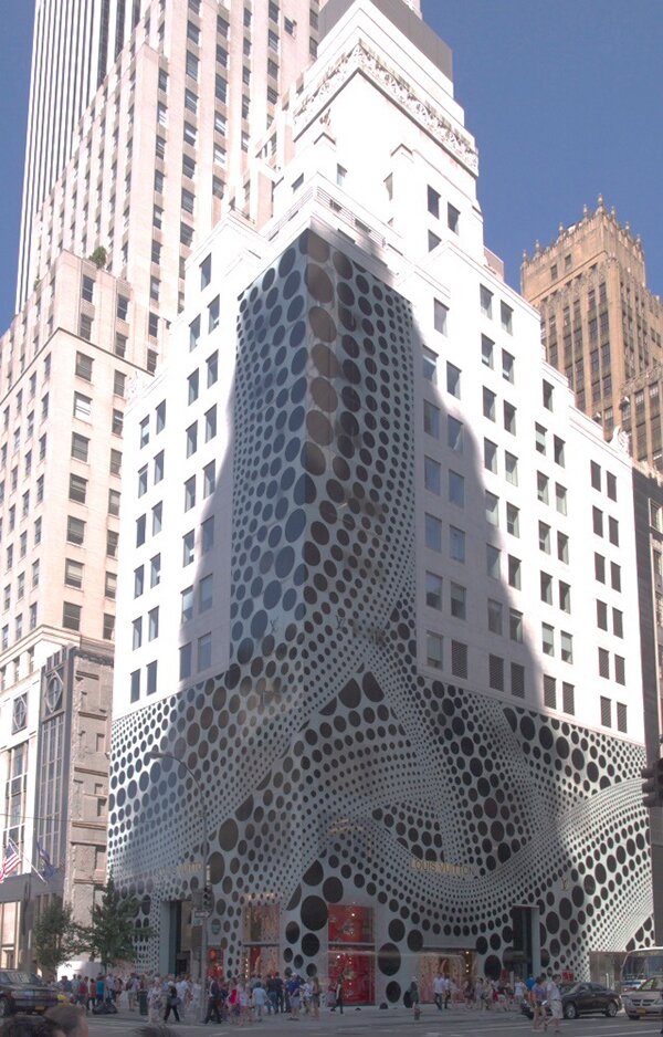 تصویری از ساختمان لوئی ویتون در خیابان پنجاه و هفتم نیویورک آمریکا که توسط Jun Aoki طراحی شده بود و طرحی از یایویی کوساما بر روی آن نقش بسته است