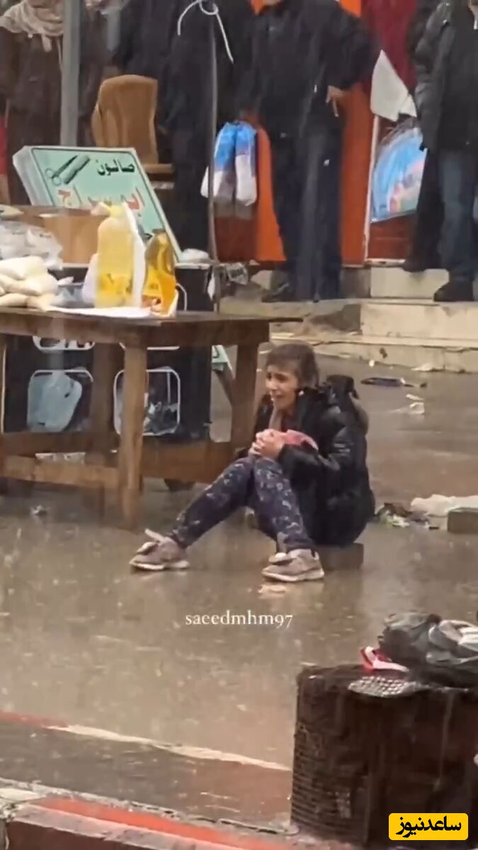 گریه سوزناک دختر آواره فلسطینی زیر باران شدید در حال فروش نان +ویدئو