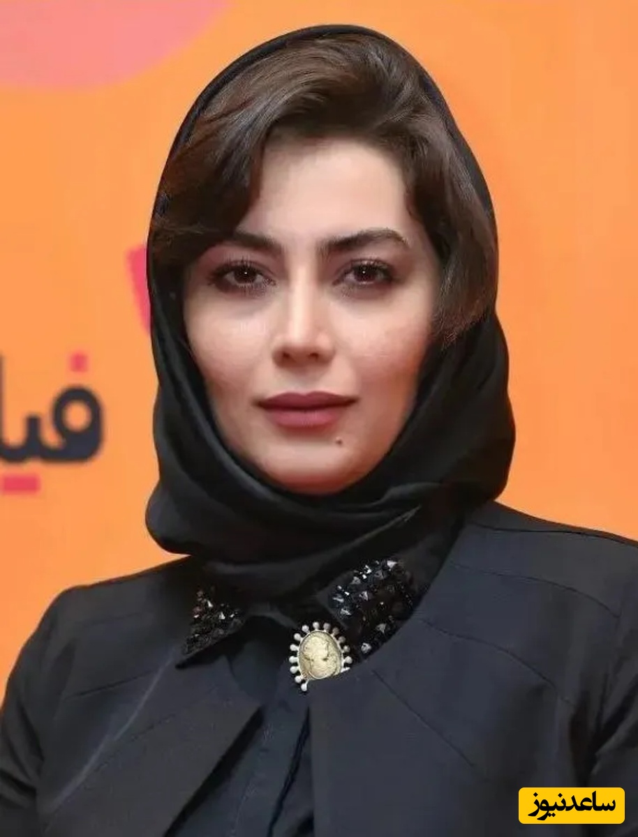 ژست جالب توجه هدیه بازوند برای نشان دادن انگشتر و سایر اکسسوری هایش!