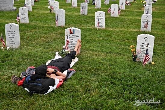 مادری آمریکایی در روز یادبود قربانیان جنگ در کنار قبر فرزندش در گورستان آرلینگتون در حومه شهر واشنگتن دی سی دراز کشیده است./ رویترز