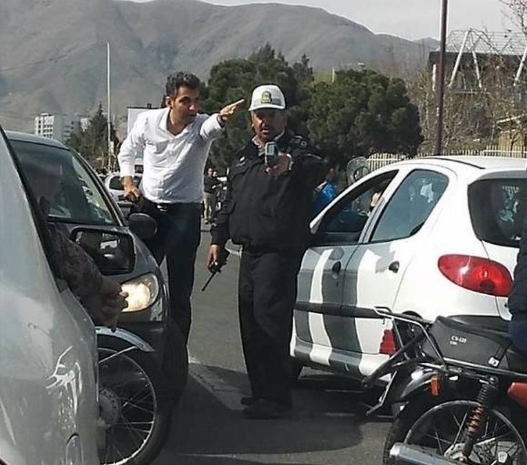 عیادت علی دایی از دست و پای گچ گرفته شده عادل فردوسی پور در بیمارستان بعد تصادف شدید با زانتیا/ خدا خیلی بهش رحم کرد+عکس