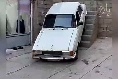 با دیدن این ویدیو دهانتان باز می‌ماند؛ مهارت باورنکردنی راننده کُردی در بالا رفتن از پله‌های کوچه به صورت دنده عقب مرزهای جسارت رو جابه‌جا کرد