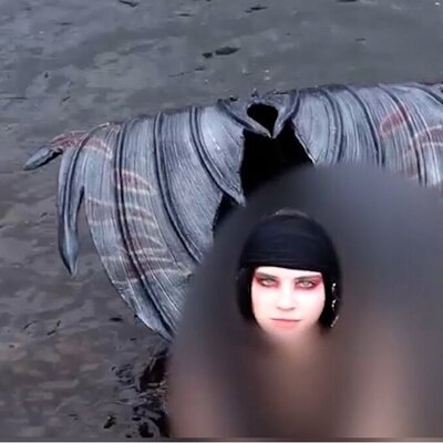 رونمایی از زن زنده ای که به شکل پری دریایی داخل آب است+فیلم