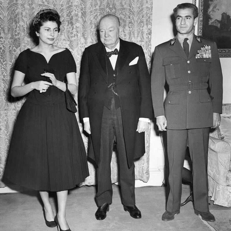 وینستون چرچیل در کنار محمدرضا پهلوی همسرش ثریا