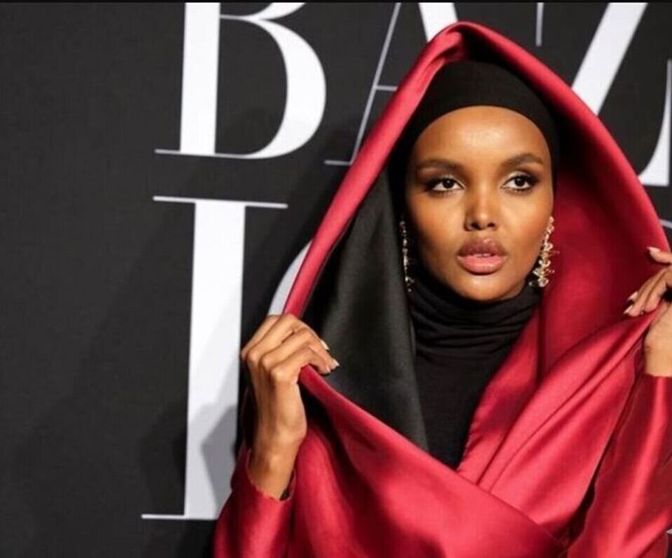 (تصویر) حجاب کامل مدل مشهور آمریکایی روی فرش قرمز کن