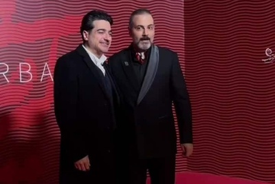 شوخی بامزه علیرضا قربانی با همایون شجریان در پشت صحنه کنسرتش+فیلم/ فهمیدین چه تیکه‌ای بهش انداخت؟😍