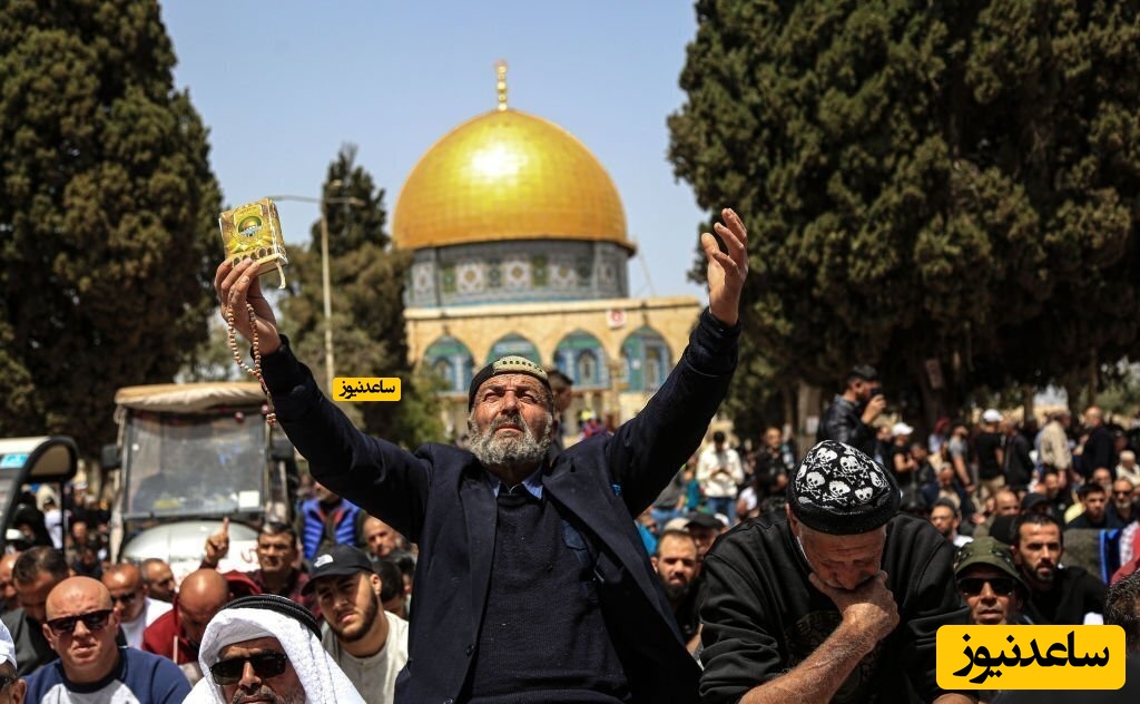 یک مرد در حال دعا کردن