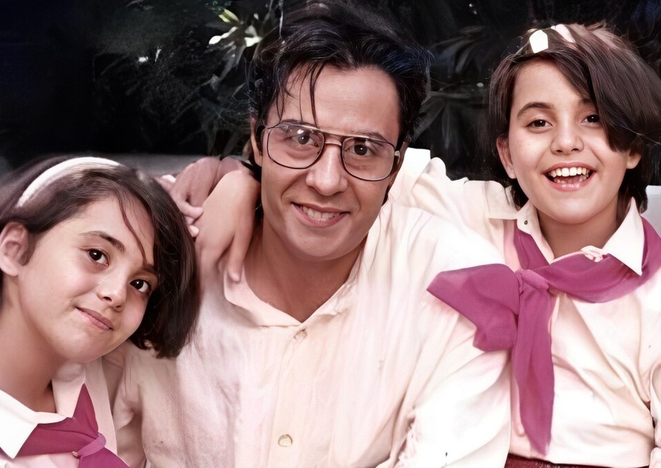 ویدئو| باز باران با ترانه ...؛ اجرای فوق‌العاده و دل‌نشین «خسرو شکیبایی» که شما را به دنیای بی‌نهایت شاد و خاطره‌انگیز کودکی می‌برد | نوستالژی خالص و لبریز از احساسات شیرین و فراموش‌نشدنی!