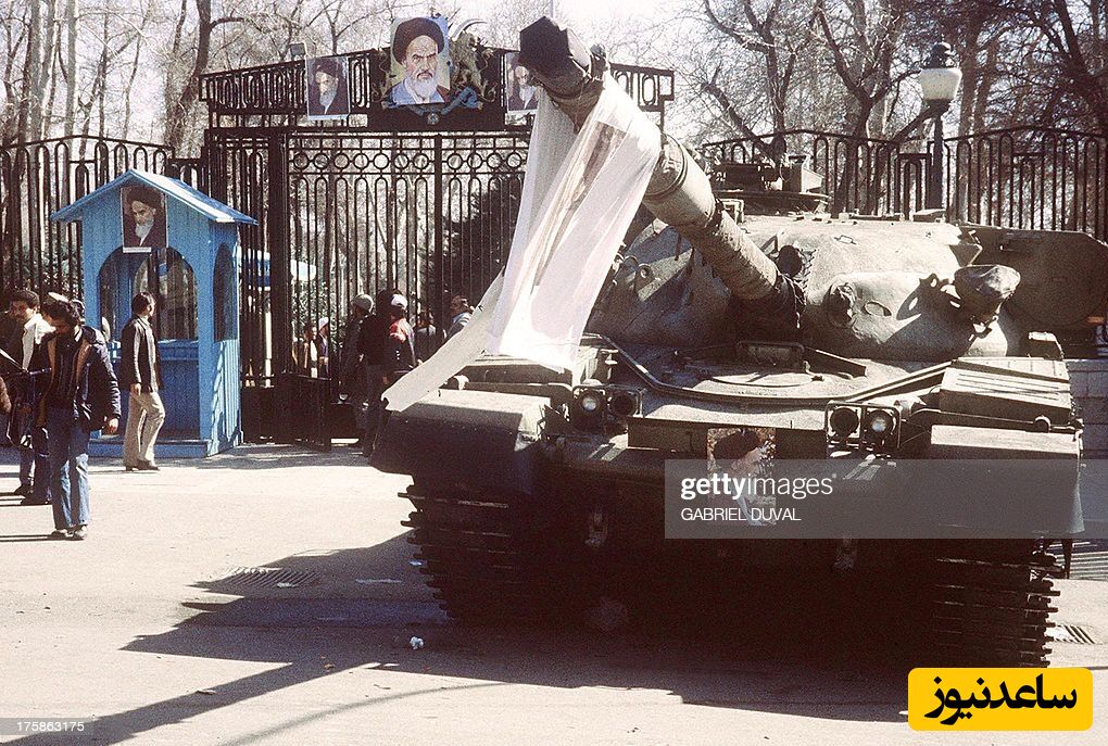 23 بهمن 1357، یک تانک مقابل ورودی کاخ نیاوران / عکاس: گابریل دووال