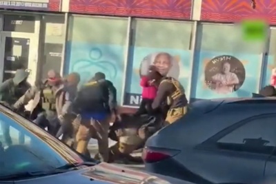 (فیلم 18+) لحظه قتل معترض آمریکایی غیرمسلح توسط پلیس این کشور